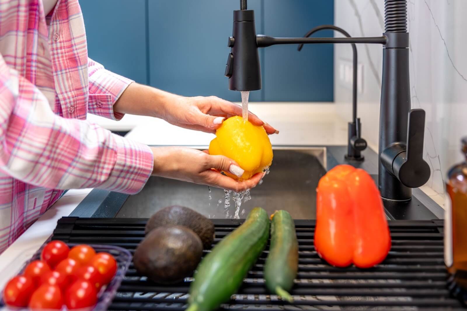 安裝生飲濾水器可排除水中雜質和病毒，讓家中洗菜、飲水更安心
