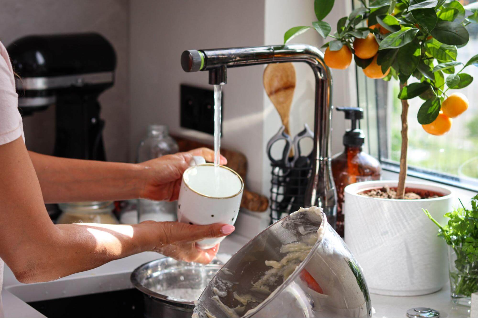 濾水器濾心能幫助過濾掉雜質與異味，讓喝水、煮飯或洗蔬果都更安心
