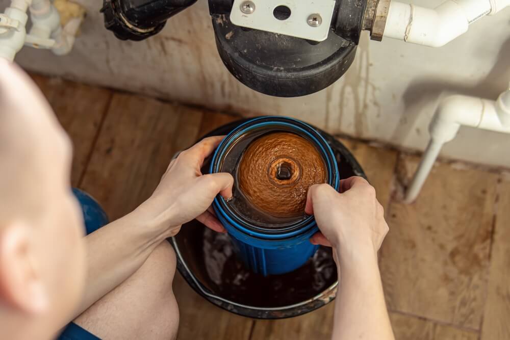濾水器濾心使用久了會逐漸累積雜質，應定期更換。